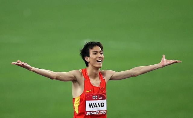 南非选手在跳远比赛中夺魁，获得金牌